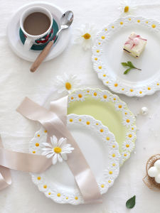 INS Japanese-Style Little Daisy Relief Ceramic Plate For Home Eight-Inch Dish Breakfast Flat Plate Fruit Cake Dessert Plate