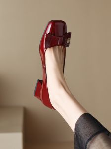 รองเท้าส้นสูง Mary Janes สไตล์ฝรั่งเศส ทรงหัวเหลี่ยม หัวเข็มขัดผีเสื้อ สำหรับผู้หญิง รองเท้าส้นหนา สีแดง รองเท้าหนังขนาดเล็ก