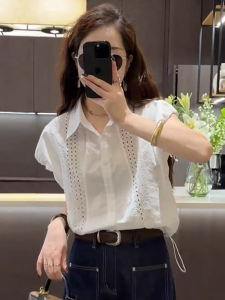 เสื้อเชิ้ตแขนกุดสีขาวสไตล์ฝรั่งเศส ทรงหลวม ดีไซน์ใหม่ ฤดูร้อน ปี 2025 ผูกเชือก คอโปโล ทรงสั้น เสื้อผ้าทำงาน