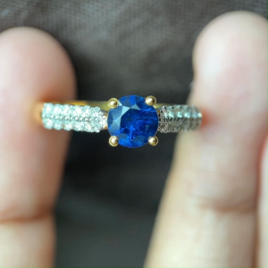 0.90Ct blue sapphire and natural diamond ring in 18k solid gold