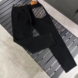 กางเกงยีนส์ทรงสลิมฟิตสำหรับผู้ชายพร้อมการปักลาย ทรงลำลอง ใช้งานได้ตลอดทั้งปี ผลิตจากผ้าเดนิมคอตตอนผสมยางยืด