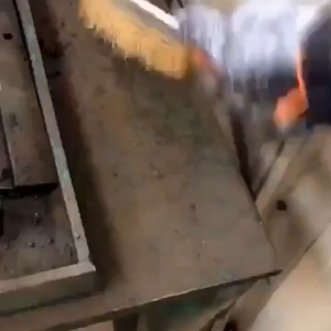 Membersihkan Karat Logam dengan Sikat Kawat Golok Kuningan