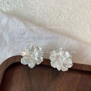 DUOLINI | Retro French Butterfly Flower Pearl Earrings Womens Fashion Sensation Small Noble Atmosphere Ear Jewelry Accessory