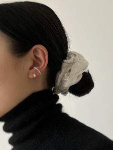 ทันสมัย ต่างหูเงินแท้ S925 ลายคลื่น เส้นผิดปกติ ดีไซน์ ไม่ต้องเจาะ ผู้หญิง มีสไตล์ ที่ปิดหู