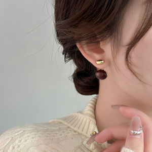 ต่างหูสีแดงสไตล์ย้อนยุคหรูหราสำหรับผู้หญิง ต่างหูแบบติดหูทรงกลมขนาดเล็ก ดีไซน์ทันสมัย อุปกรณ์เสริมที่ไม่ซ้ำใคร