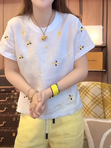 Áo Thun Nữ Mùa Hè Mới Thêu Vải Lanh Tay Ngắn Cổ Tròn Phong Cách Giản Dị Đa Năng Cạp Cao Thêu Hoa Hình Bướm