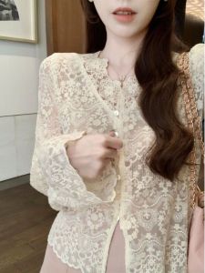 เสื้อเชิ้ตคอวีลูกไม้ลูกไม้สำหรับผู้หญิง ฤดูใบไม้ร่วง 2024 ดีไซน์ไฮเอนด์ เสื้อเชิ้ตแขนยาวแบบเปิดหน้าอก ดีไซน์เก๋ไก๋และหรูหรา