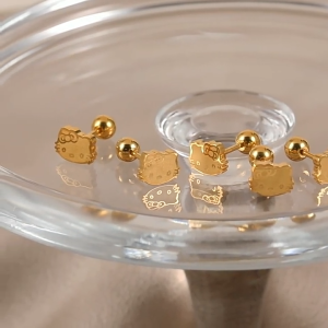 YIDAO🌸 ต่างหูเหล็กไทเทเนียมรูปแมวคิตตี้ตลกน่ารักคุณภาพสูงต่างหูสำหรับผู้หญิงในแบบของตัวเองเครื่องประดับสองสีที่ให้เลือกสำหรับเด็กผู้หญิง