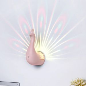 การควบคุมแบบสัมผัสโคมไฟโปรเจคเตอร์รูปนกยูงโคมไฟติดผนังที่สร้างสรรค์มีสีสันไฟกลางคืนรีโมทคอนโทรลบรรยากาศสีที่ปรับเปลี่ยนได้ไฟชาร์จยูเอสบีใช้ในห้องนอนห้องนั่งเล่น