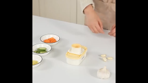 2 In 1 Multifunctional Garlic Grinder Handheld Veggie Shredder Vegetable Cutter Mini Garlic Grinder with Container & Hand Guard for Kitchen Gadgets