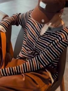 เสื้อสเวตเตอร์ถักคอปกสี่เหลี่ยมลายทางสีบล็อกสไตล์วินเทจสำหรับผู้หญิง ทรงเข้ารูป เส้นใยขนสัตว์ แขนยาว ปกติ