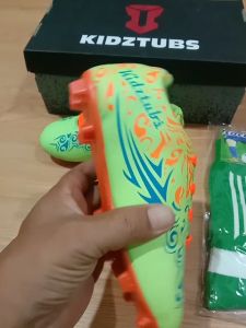 Paket Komplit Sepatu Bola Anak Usia 6-10 Tahun: KIDZTUBS Sepatu Bola Tas Skin Deker Kaos Kaki Usia 6-10 Tahun Size 28 29 30 31 32 33 34 35 36 37 KDZ1126011525