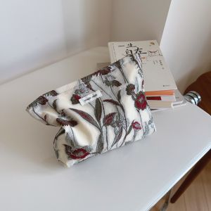 กระเป๋าสำหรับใส่เครื่องสำอางแบบจีนใหม่ กระเป๋าถือสำหรับผู้หญิง กระเป๋าผ้าปักลายดอกไม้ กระเป๋าใส่ของแบบพกพา กระเป๋าผ้าฝ้ายสีกลางๆ