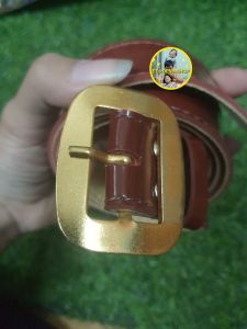 เข็มขัดมัธยมปลายสีน้ำตาลหัวเหลี่ยมสีทองเหลือง 1 เส้นใช้แต่งกายชั้นมัธยมปลายที่ ม.4 ถึง ม.6