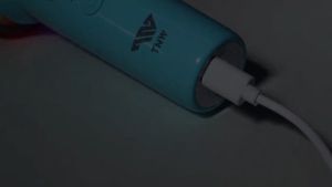 (Dikirim dalam waktu 24 jam) L8 nirkabel bluetooth microphone karaoke speaker bass dalam dengan lampu RGB