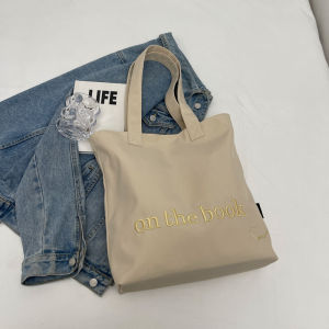 กระเป๋าผ้าแคนวาสลายตัวอักษรปักแฟชั่น กระเป๋าสะพายไหล่ข้างเดียว กระเป๋าถือสำหรับเดินทาง กระเป๋าใส่ของใช้ประจำวัน กระเป๋าถือทรงสี่เหลี่ยมแบนสำหรับผู้หญิง