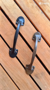 Tarikan Laci Kuningan Antik Motif Sekop