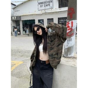 ชุดสองชิ้นสไตล์ย้อนยุคสไตล์อเมริกัน แจ็คเก็ตลายพรางแขนยาวหลวมๆ กางเกงยีนส์ขาสั้นเอวสูง ชุดสองชิ้นสำหรับผู้หญิง