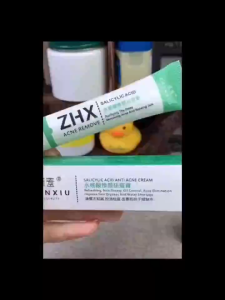 20g Salicylic Acid Anti-Acne Cream Controls Oil And Removes Acne Improves Acne-Prone Skin And Reduces Acne Marks And Melanin Residues. Moisturizes Soothes Repairs Gently Nourishes The Skin Unclogs Pores And Blocks Acne Formation. All Skin Types