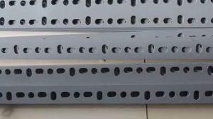 2 Thanh Thép lỗ La D3. Bản rộng 3cm dày 1.5mm có 1 dãy lỗ để bắt ốc kệ. (Khách đọc kỹ nội dung tin để mua đúng hàng)