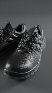 Sepatu Safety Shoes Proyek Boots Pria Ujung Besi Low Cut Hitam 611