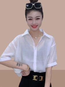 เสื้อเชิ้ตผู้หญิงแขนสั้นผ้าไหมโพลีเอสเตอร์สไตล์เกาหลีฤดูร้อนปี 2025 ดีไซน์เก๋ไก๋ หลังเปิดโล่ง เสื้อเชิ้ตผู้หญิง