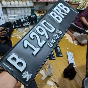 plat mobil font baru warna hitam dan putih Bahan 08A (Cukup Tebal) Logo korlantas Polri Timbul