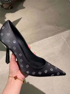 รองเท้าส้นสูงผู้หญิงแบบสวมหัวแหลม ทรงหัวมน ด้านนอกทำจากผ้าไหม ด้านในทำจากหนังวัวชั้นบน หัวเข็มขัดประดับเพชร รองเท้าแฟชั่นฤดูใบไม้ผลิ