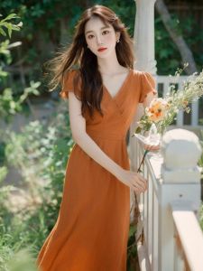 ชุดเดรสยาวสีส้มหรูหราสไตล์ฝรั่งเศสสำหรับผู้หญิงในฤดูร้อนปี 2025 ดีไซน์เรียบง่าย แขนสั้น คอวี ทรงเข้ารูป เส้นใยโพลีเอสเตอร์ 80%