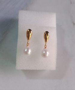 Freshwater pearl drop earring