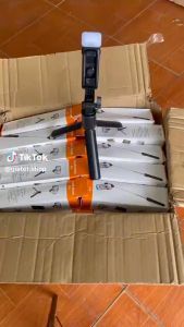 Giá đỡ 3 chân kèm remote bluetooth R1S có đèn led kiêm gậy chụp hình tự sướng selfie stick từ xa mới