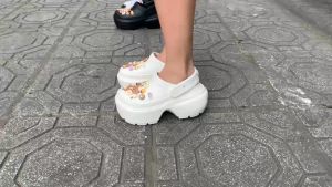 Dép sục cross Band Stomp Clog nữ đế cao 5cm  nhựa đi mưa hàng chuẩn chính hãng tặng 10 Jib màu kem