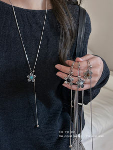 สร้อยคอจี้ดอกไม้สีเงินสไตล์เกาหลี สร้อยคอโซ่ยาวปรับได้สำหรับผู้หญิง สร้อยคอโซ่เสื้อกันหนาว จี้ดอกไม้ขนาดเล็ก จี้โลหะผสม