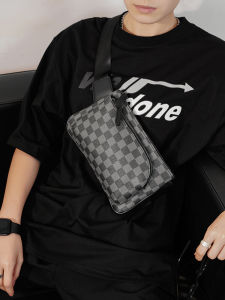 กระเป๋าคาดหน้าอกแบบสะพายข้างผู้ชาย กระเป๋าสะพายข้าง PU ลายสก็อต สไตล์สตรีท กระเป๋าใส่โทรศัพท์มือถือ กระเป๋าสะพายข้างแบบสะพายไหล่เดียว