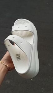 Dép lê nhựa 2 quai cross crush màu trắng cao 7cm chuẩn xịn full box dành cho nữ tặng 10 stic