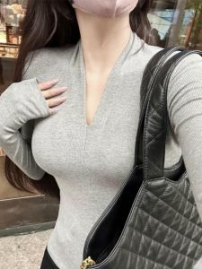 LUOFEN | เสื้อยืดคอกวีพอดีตัวแขนยาวสำหรับผู้หญิง ฤดูใบไม้ร่วง-หนาว