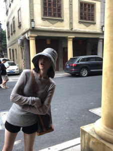 เสื้อคลุมยาวแขนยาวลายทางสีเทาสำหรับผู้หญิงในวันหยุดสุดสัปดาห์ ฤดูร้อน 2025 สไตล์เกาหลี เสื้อคลุมแบบหลวมๆ บางๆ ปกป้องแสงแดด เสื้อผ้าทำงาน