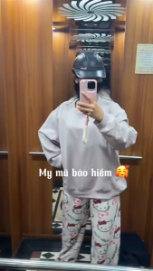 Mũ bảo hiểm xe máy kiểu dáng mũ lưỡi trai dành cho nữ với lỗ buộc tóc ở phía sau.