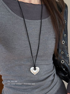 สร้อยคอจี้รูปหัวใจเงินสไตล์เรียบง่าย โซ่คอแบบไม่สมมาตร โซ่เสื้อกันหนาวสำหรับผู้หญิง โซ่กระดูกไหปลาร้า จี้รูปหัวใจ โซ่คอแบบไม่สมมาตร