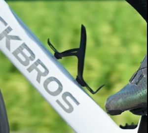 ROCKBROS กรงขวดน้ำจักรยานคาร์บอนไฟเบอร์13G ที่ยึดขวดน้ำขี่จักรยานไร้รอยต่อน้ำหนักเบามากที่วางขวดสำหรับรถจักรยานยนต์ถนน MTB อเนกประสงค์