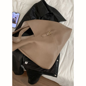 Retro Tote Bag Womens Commuter Bag Large Capacity Single Shoulder Underarm Bag Fashionable Simple Design 2024 New Style