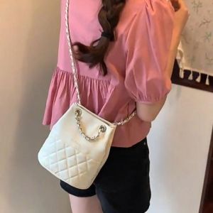 Wulove  พร้อมส่ง กระเป๋าเเฟชั่นผู้หญิง เเต่งโซ่ มี 5สีให้เลือกคุ้มๆ เเมทช์ได้หลากหลายลุค วัสดุอย่างดีมีคุณภาพ คอลเลคชั่นดีๆมีคุณภาพเเบบนี้พลาดไม่ได้ ไปตํากันนเลย