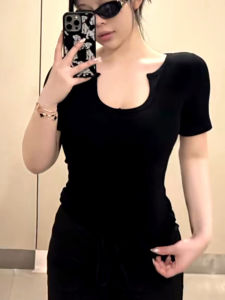 เสื้อยืดคอกลมแขนสั้นทรงเข้ารูปสำหรับผู้หญิงไซส์ใหญ่ในช่วงฤดูร้อน เสื้อผ้าทำงานสไตล์หวานและเผ็ดร้อน