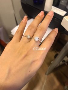 แหวนเงินแท้92.5% เพชรเม็ดเดี่ยวหัวชู เล่นแสงดี เพชรเม็ดเดี่ยว 6 mm.(เพชร cz สังเคราะห์)(เรือนเงินแท้)