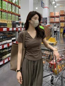 เสื้อยืดคอวีแขนสั้นทรงสลิมฟิตสีบรอนซ์ เสื้อผ้าทำงานสไตล์เกาหลีสำหรับผู้หญิงในฤดูร้อน ทรงสลิมฟิต เสื้อยืดคอกลม