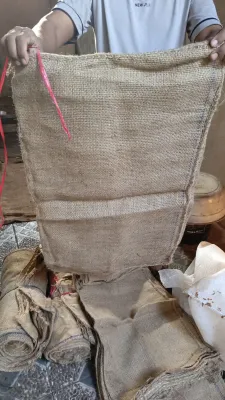 Karung goni ukuran 25kg bahan kain kasar cocok untuk menyimpan barang dijual di pasar. Ukuran 25x55