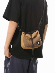 กระเป๋าสะพายข้างไนลอนลําลองกระเป๋าสะพายไหล่ผู้หญิงน้ําหนักเบาพร้อมเข็มขัดปิดสําหรับการพักผ่อนกระเป๋าถังขนาดเล็กอเนกประสงค์