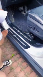 ชายบันไดรถยนต์ สติกเกอร์คาร์บอน ป้องกันรอยขีดข่วน กันน้ำได้ ใช้งานได้ทุกประตูรถ