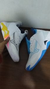 Sepatu Voli Wanita Mizuno Wave Momentum 3 Low Sepatu Volly Wanita Model Baru Sepatu Olahraga Cewek Berpori Enak Dipakai Ringan