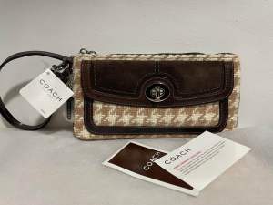 New with tag vintage houndstooth plaid tweed/suede turnlock wristlet